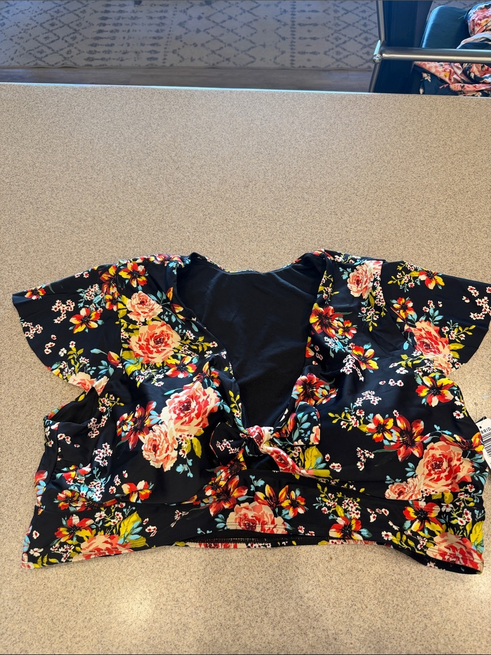 NWT Bikini Too Darlene Black Floral SS Crop Top with Twist Front women’s 4X/26